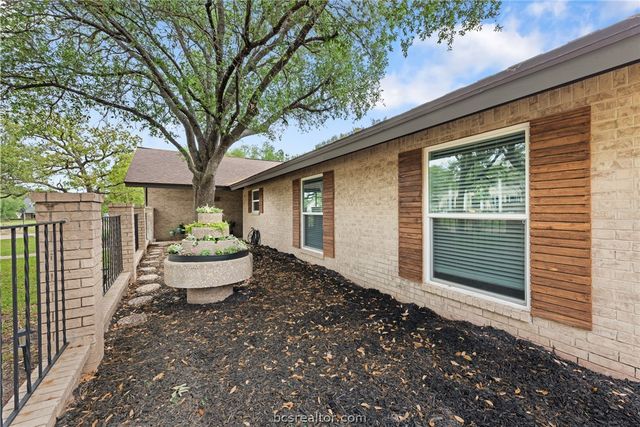 2512 Towering Oaks Drive, Bryan, TX 77802