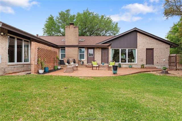 2512 Towering Oaks Drive, Bryan, TX 77802