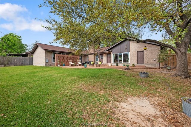 2512 Towering Oaks Drive, Bryan, TX 77802