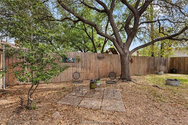 2512 Towering Oaks Drive, Bryan, TX 77802