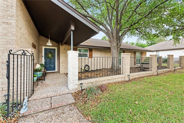 2512 Towering Oaks Drive, Bryan, TX 77802