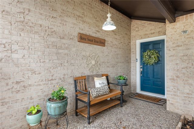 2512 Towering Oaks Drive, Bryan, TX 77802