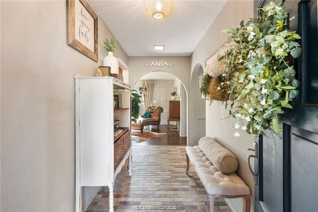 2512 Towering Oaks Drive, Bryan, TX 77802