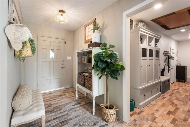 2512 Towering Oaks Drive, Bryan, TX 77802