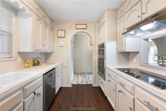 2512 Towering Oaks Drive, Bryan, TX 77802