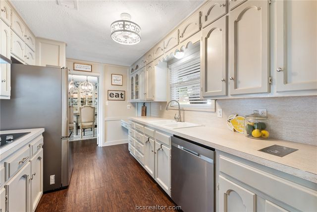 2512 Towering Oaks Drive, Bryan, TX 77802