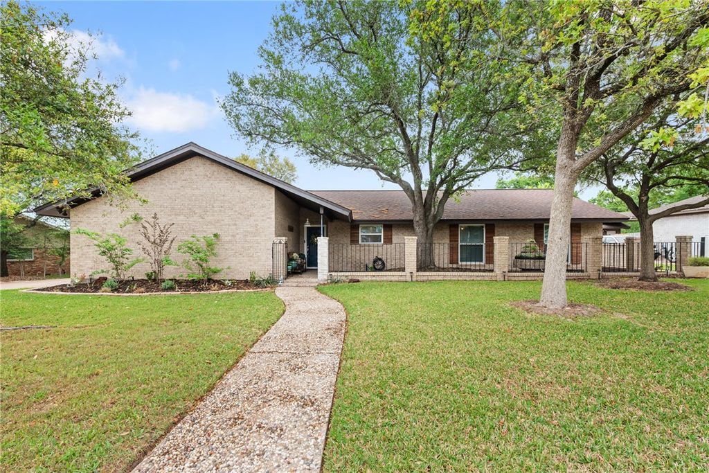 2512 Towering Oaks Drive, Bryan, TX 77802