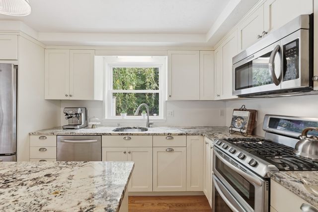 14 Dunvegan Dr, Merrimac, MA 01860