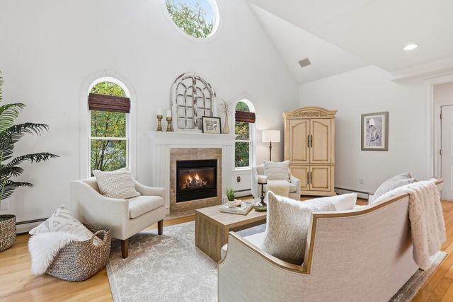 14 Dunvegan Dr, Merrimac, MA 01860