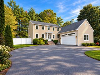 14 Dunvegan Dr, Merrimac, MA 01860