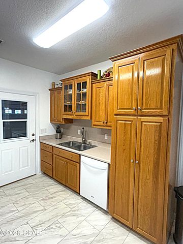 2548 Woods View Drive, Marianna, FL 32446