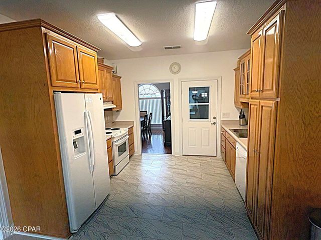 2548 Woods View Drive, Marianna, FL 32446