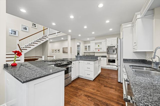 530 Oak Knoll Drive, Lake Forest, IL 60045