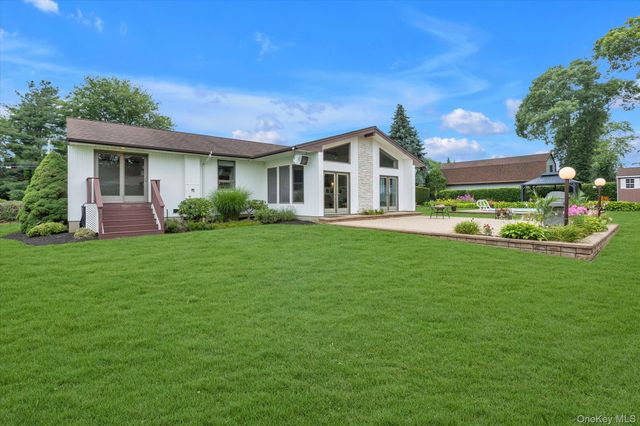 517 Ocean Avenue, Oakdale, NY 11769