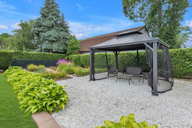 517 Ocean Avenue, Oakdale, NY 11769
