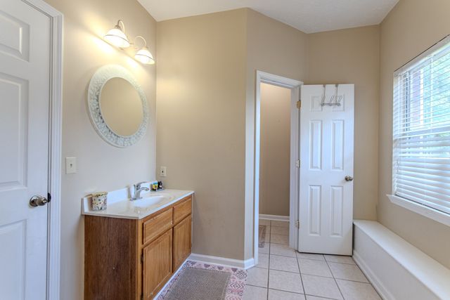 915 Clifftview Rd, Bolivar, TN 38008