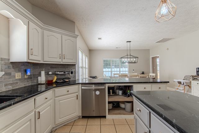 915 Clifftview Rd, Bolivar, TN 38008