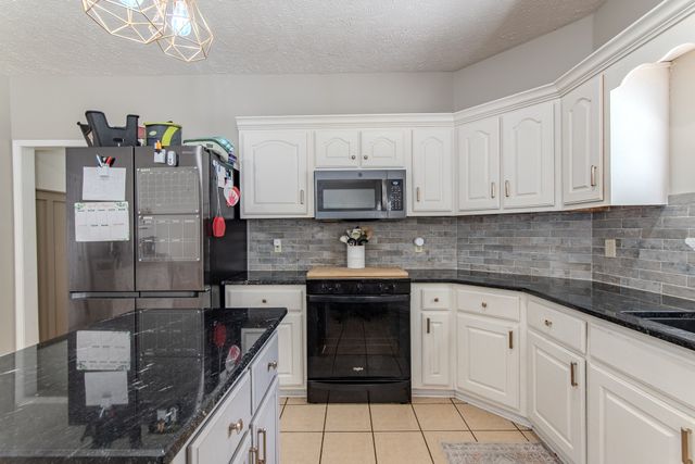 915 Clifftview Rd, Bolivar, TN 38008