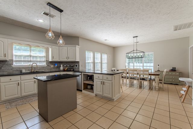 915 Clifftview Rd, Bolivar, TN 38008