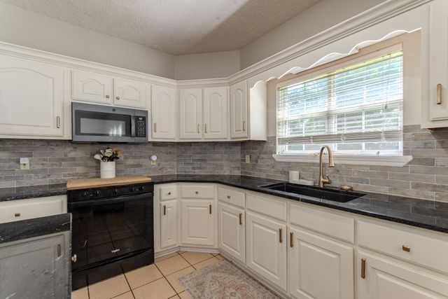 915 Clifftview Rd, Bolivar, TN 38008