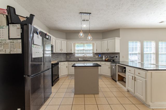 915 Clifftview Rd, Bolivar, TN 38008