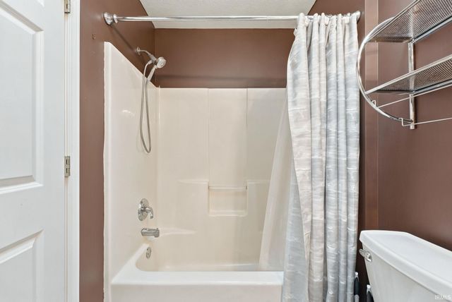 5521 Thornbriar Lane, Fort Wayne, IN 46835