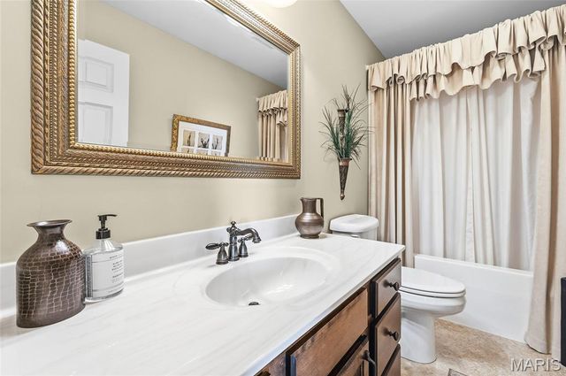 5004 Castlegate Lane, Godfrey, IL 62035