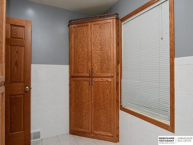 709 N 77TH Avenue, Omaha, NE 68114