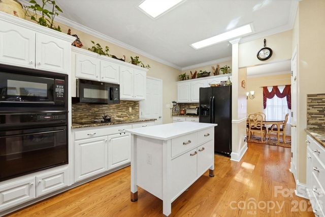 1121 Hillshire Meadow Drive, Matthews, NC 28105