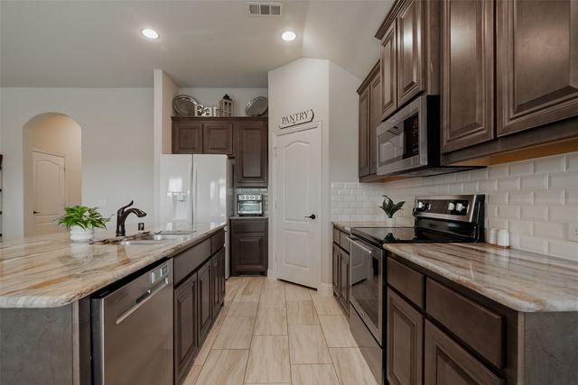 201 Providence Drive, Van Alstyne, TX 75495