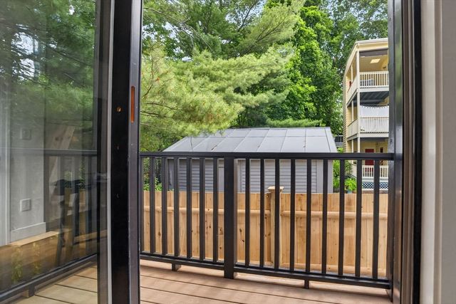 37 Kingston St R, Somerville, MA 02144