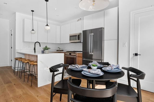 37 Kingston St R, Somerville, MA 02144