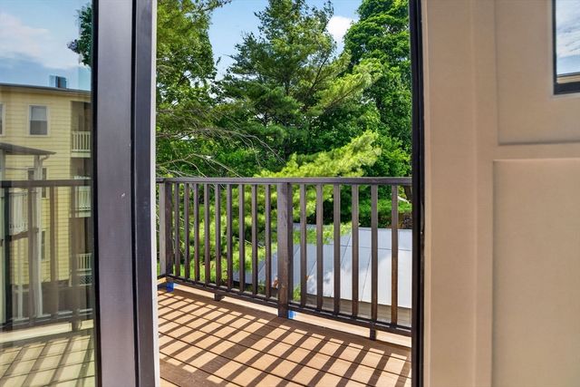 37 Kingston St R, Somerville, MA 02144