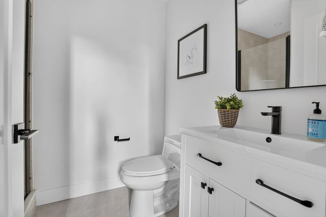 37 Kingston St R, Somerville, MA 02144