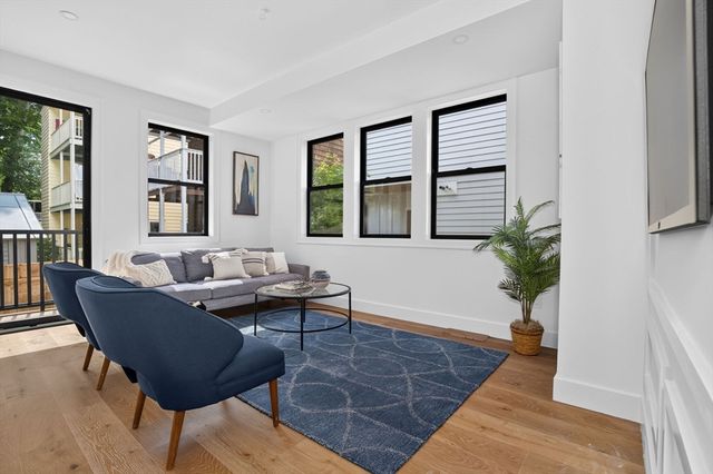37 Kingston St R, Somerville, MA 02144