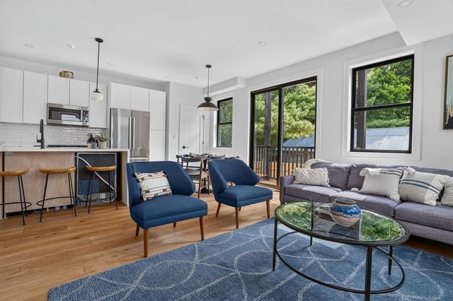 37 Kingston St R, Somerville, MA 02144