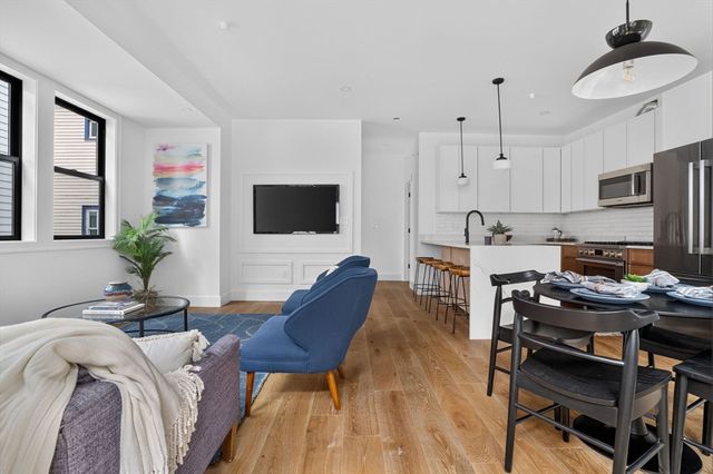37 Kingston St R, Somerville, MA 02144