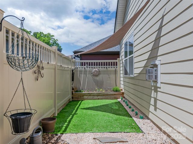 640 Summerfield Place, Flat Rock, NC 28731