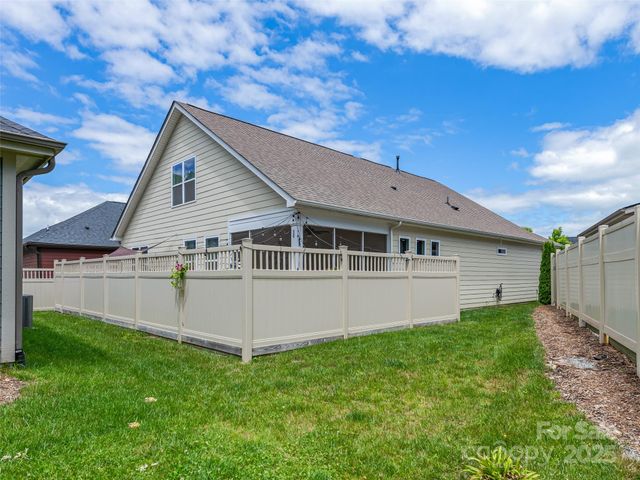 640 Summerfield Place, Flat Rock, NC 28731