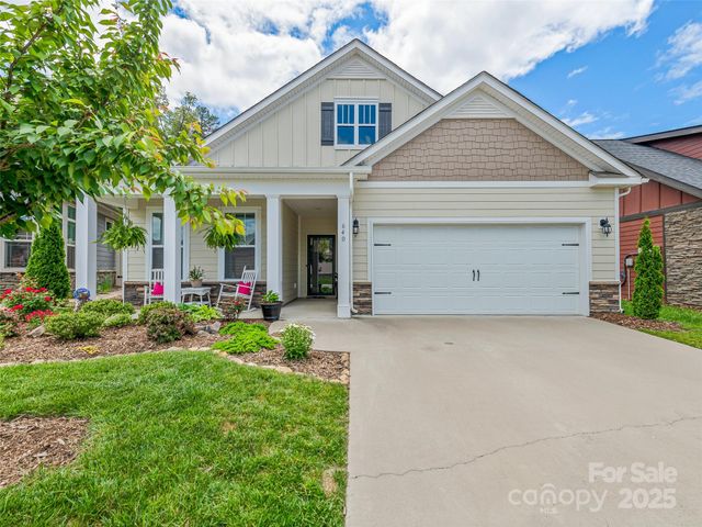 640 Summerfield Place, Flat Rock, NC 28731