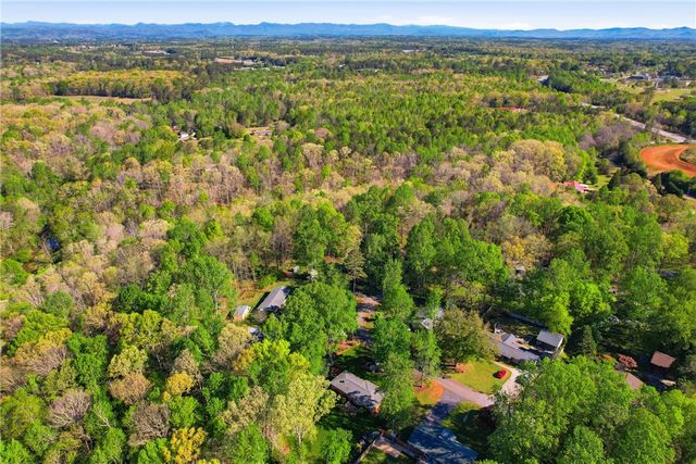 623 W Springwood Drive, Seneca, SC 29672