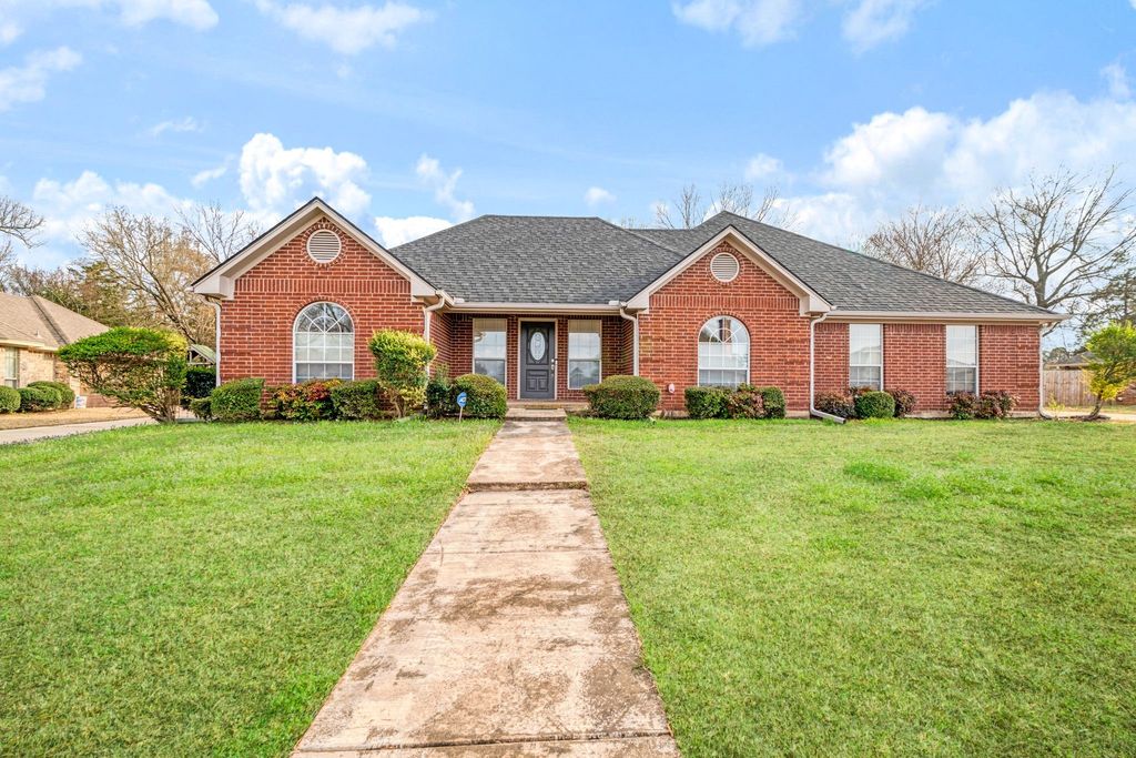 3650 Brownwood Drive, Paris, TX 75462