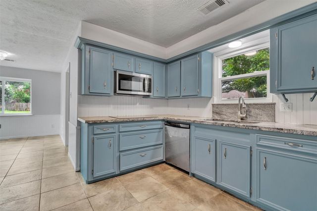 16121 Lakeview Drive, Jersey Village, TX 77040