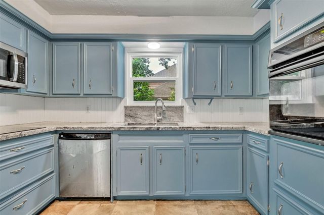 16121 Lakeview Drive, Jersey Village, TX 77040