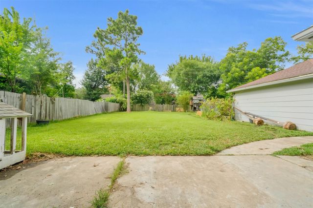 16121 Lakeview Drive, Jersey Village, TX 77040