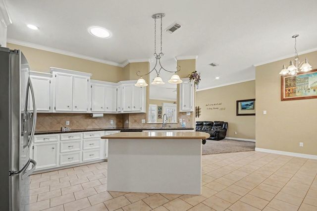 147 Eagle Nest Court, Richwood, TX 77566