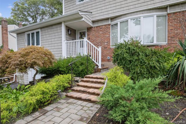 16 Wren Drive, Hauppauge, NY 11788