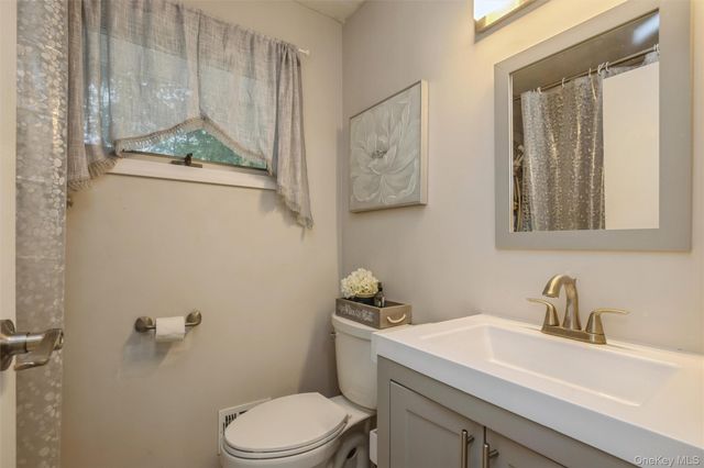 16 Wren Drive, Hauppauge, NY 11788