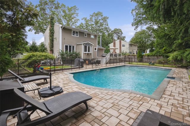 16 Wren Drive, Hauppauge, NY 11788