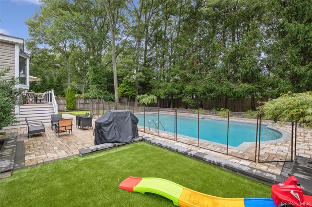 16 Wren Drive, Hauppauge, NY 11788